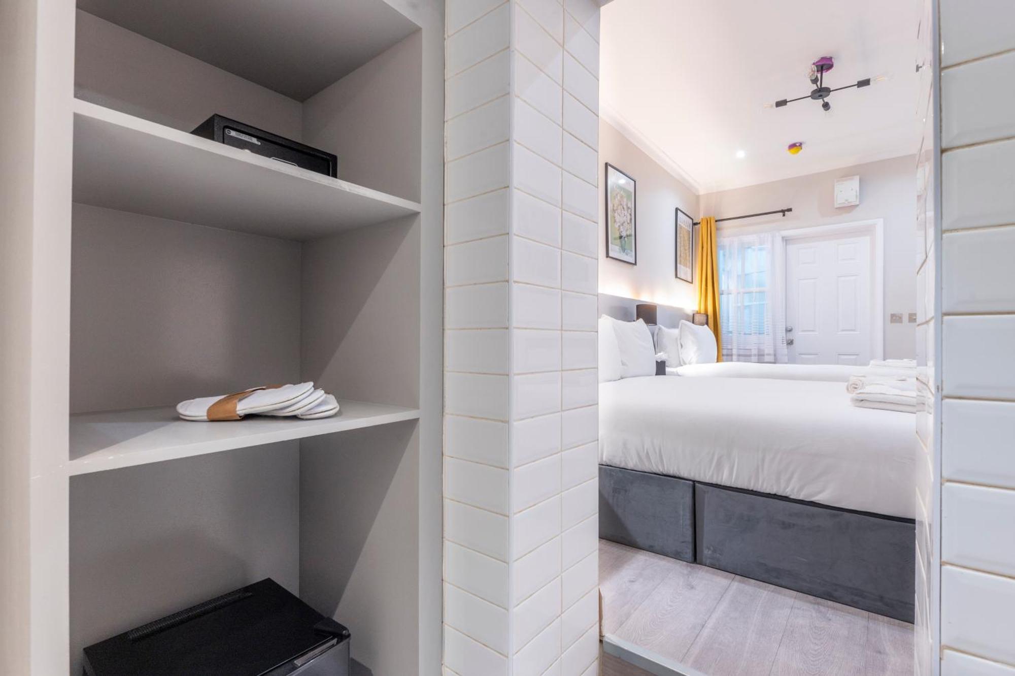 Marina Hotel Лондон Екстериор снимка