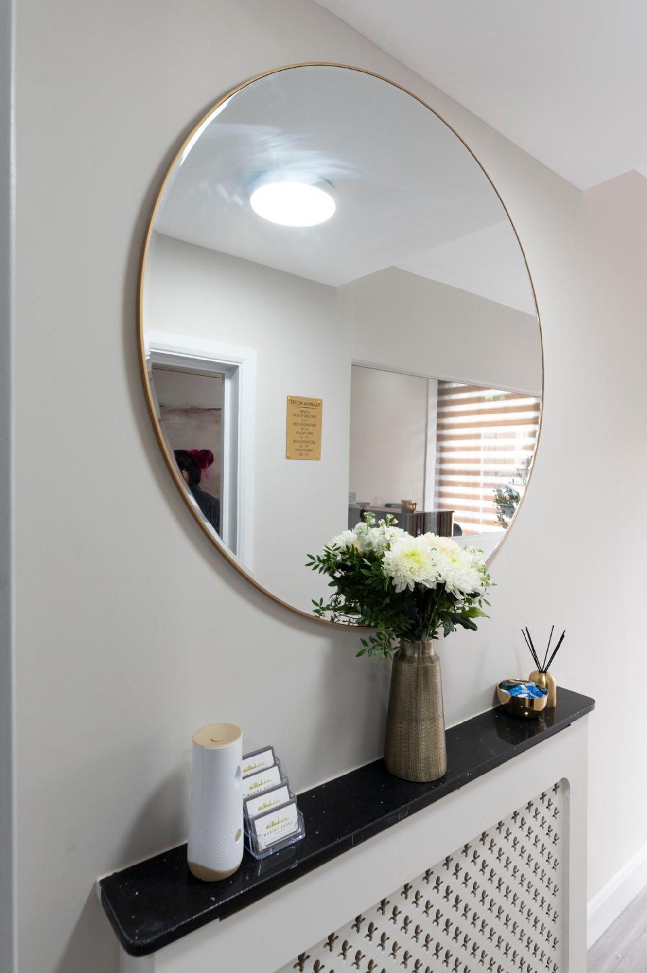 Marina Hotel Лондон Екстериор снимка