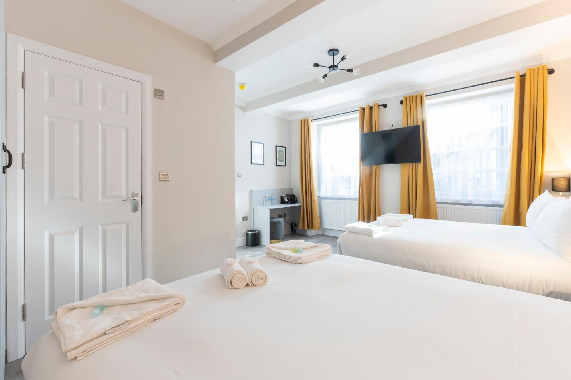 Marina Hotel Лондон Екстериор снимка