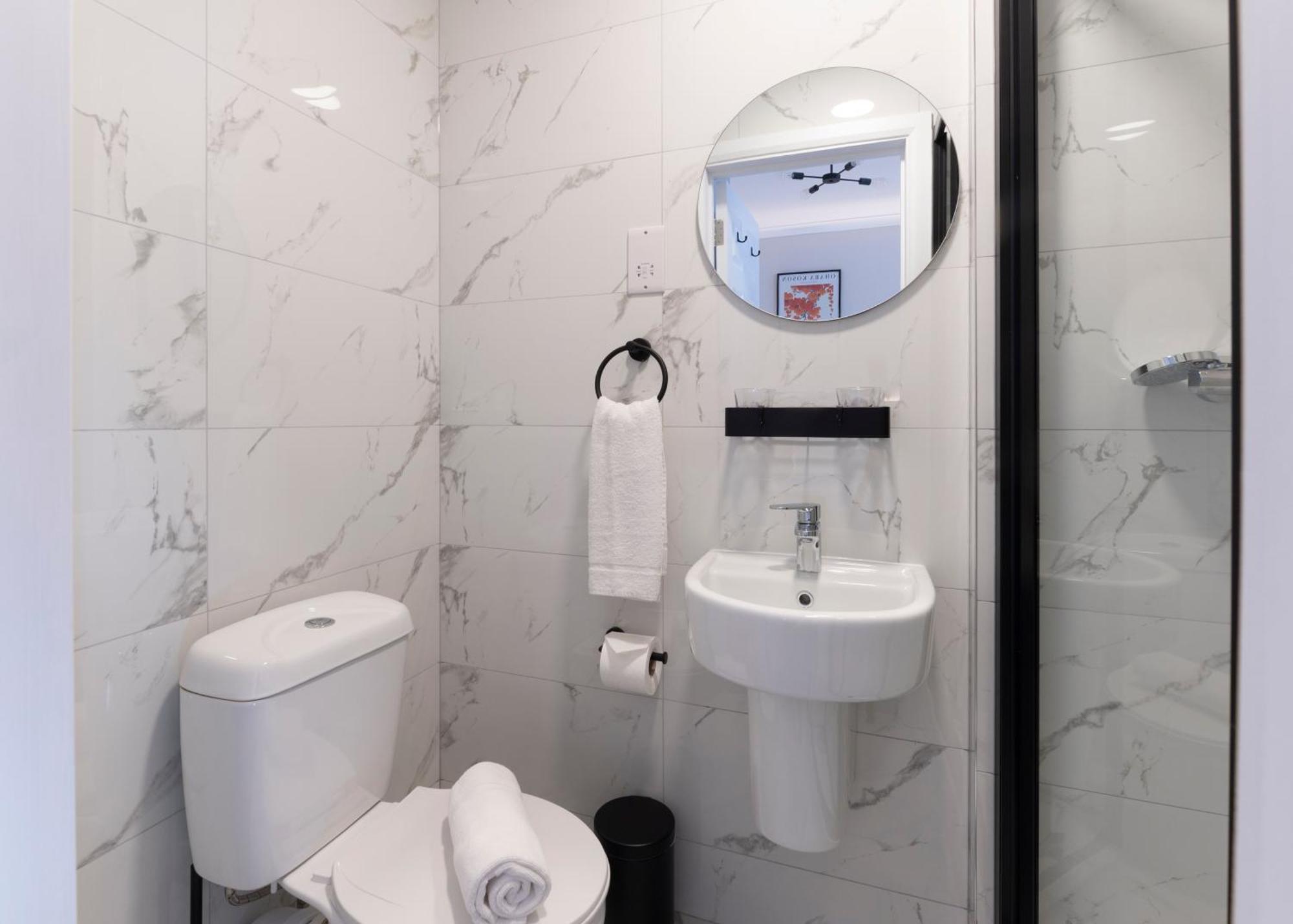 Marina Hotel Лондон Екстериор снимка