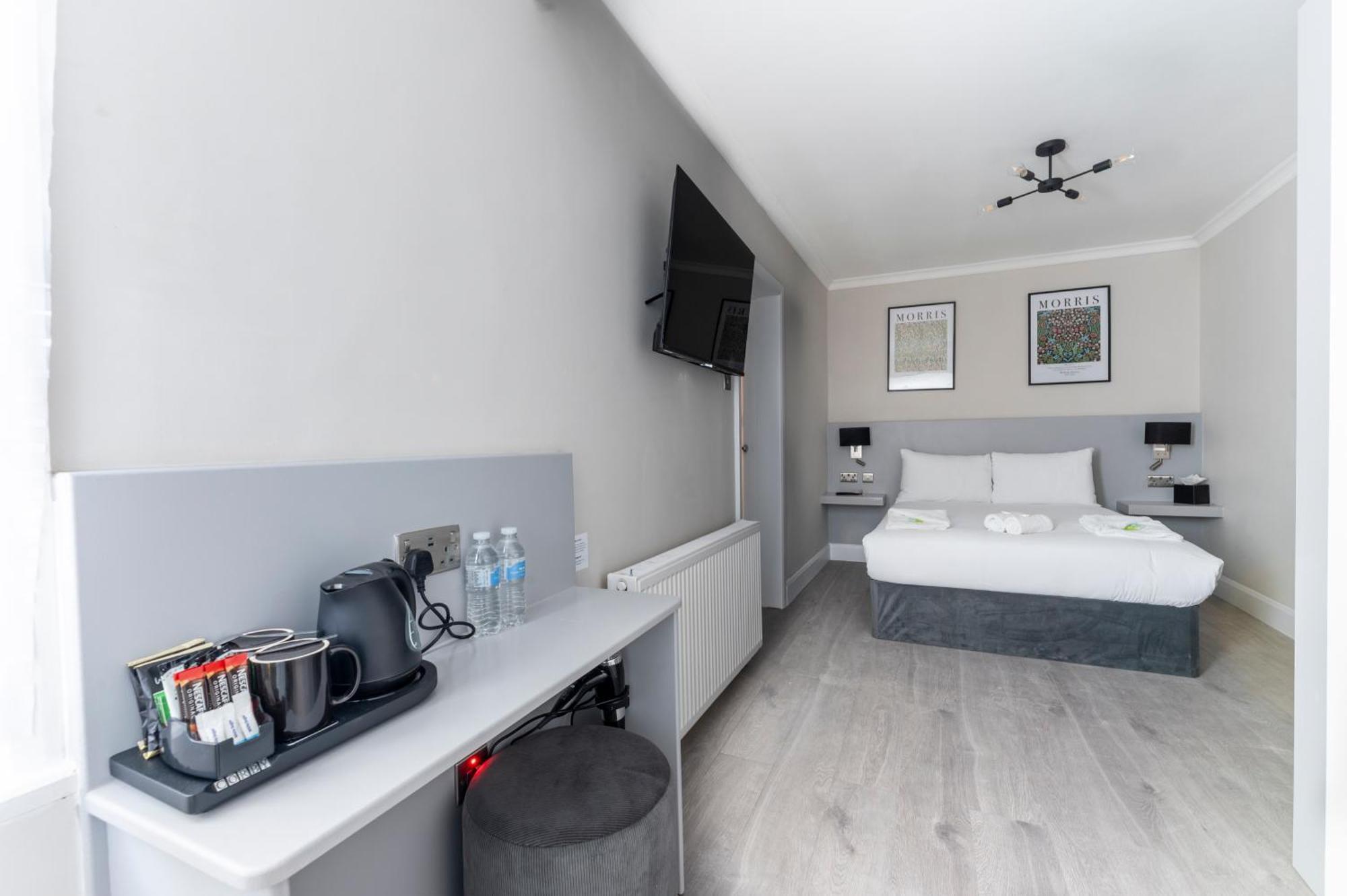 Marina Hotel Лондон Екстериор снимка