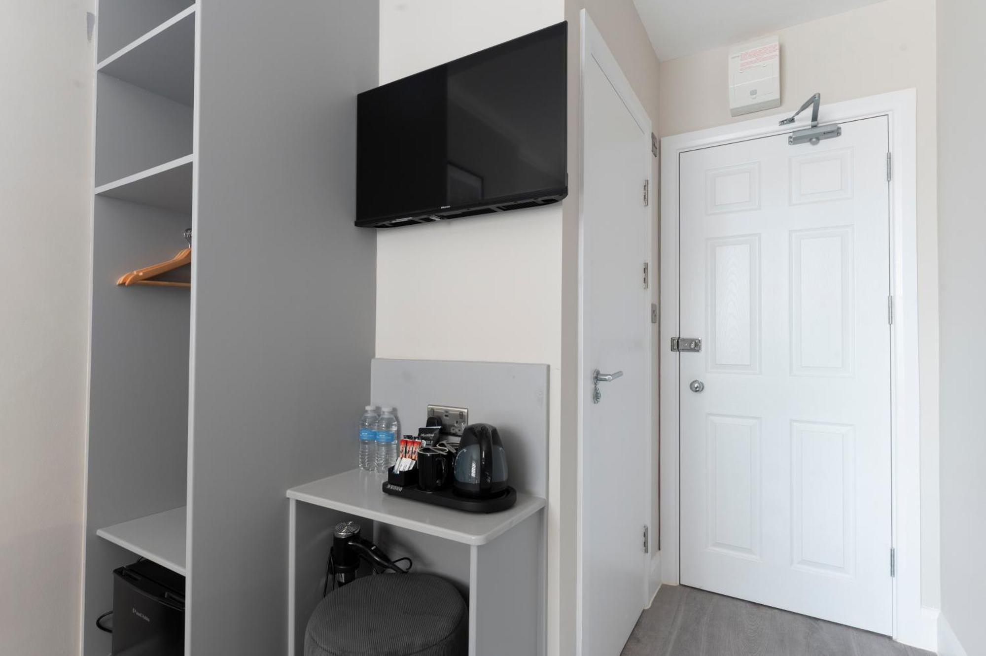 Marina Hotel Лондон Екстериор снимка
