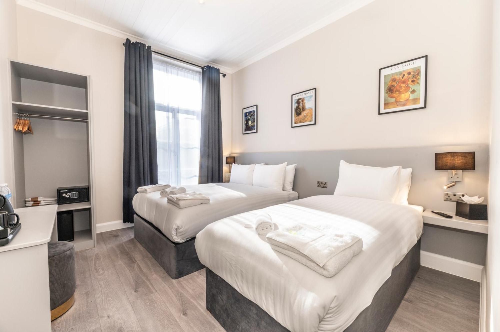 Marina Hotel Лондон Екстериор снимка