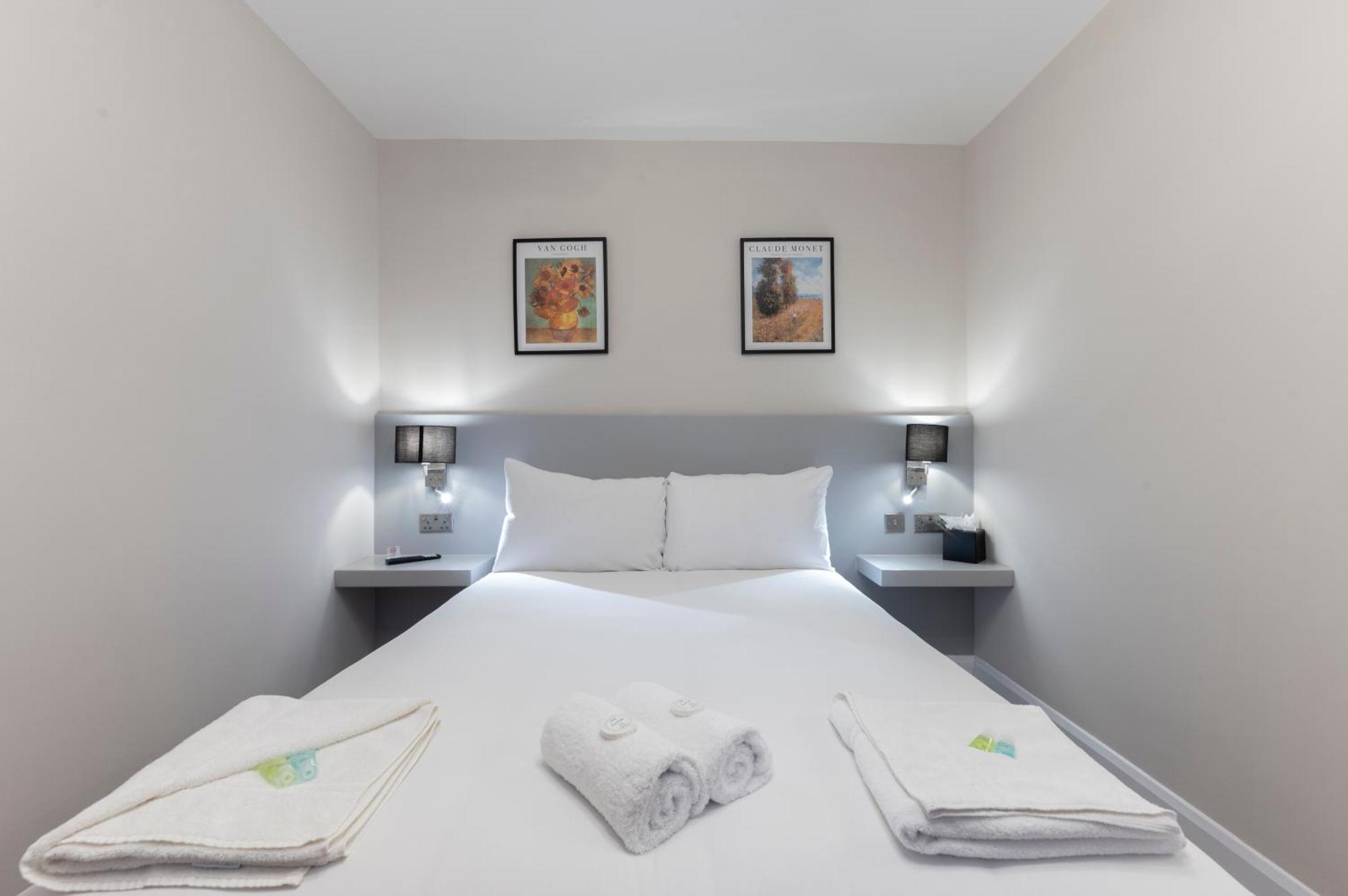 Marina Hotel Лондон Екстериор снимка