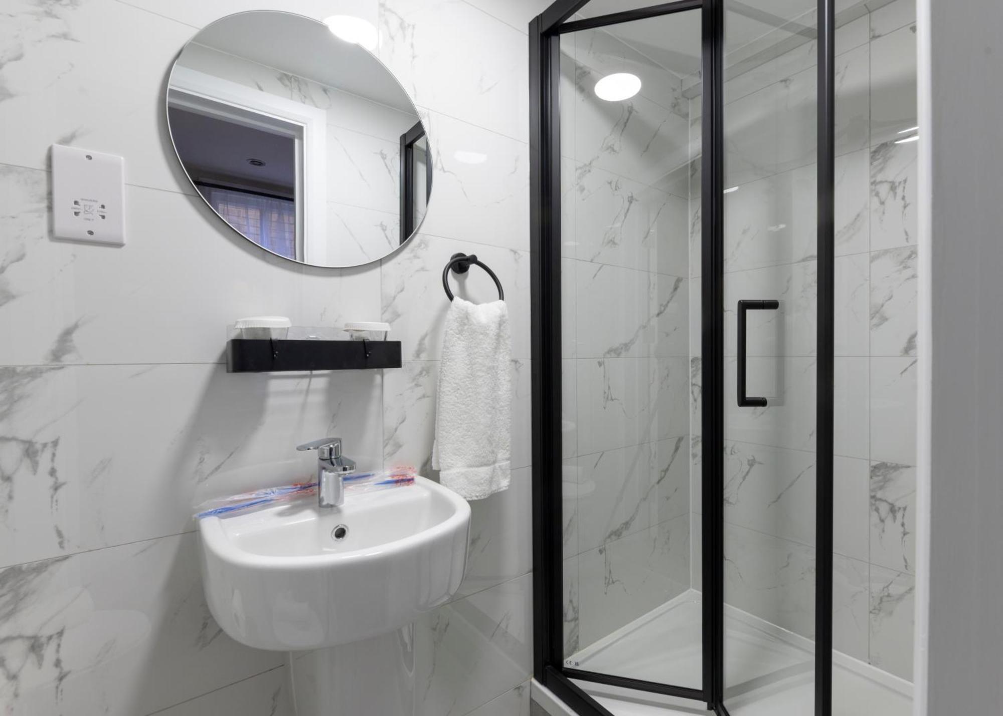Marina Hotel Лондон Екстериор снимка