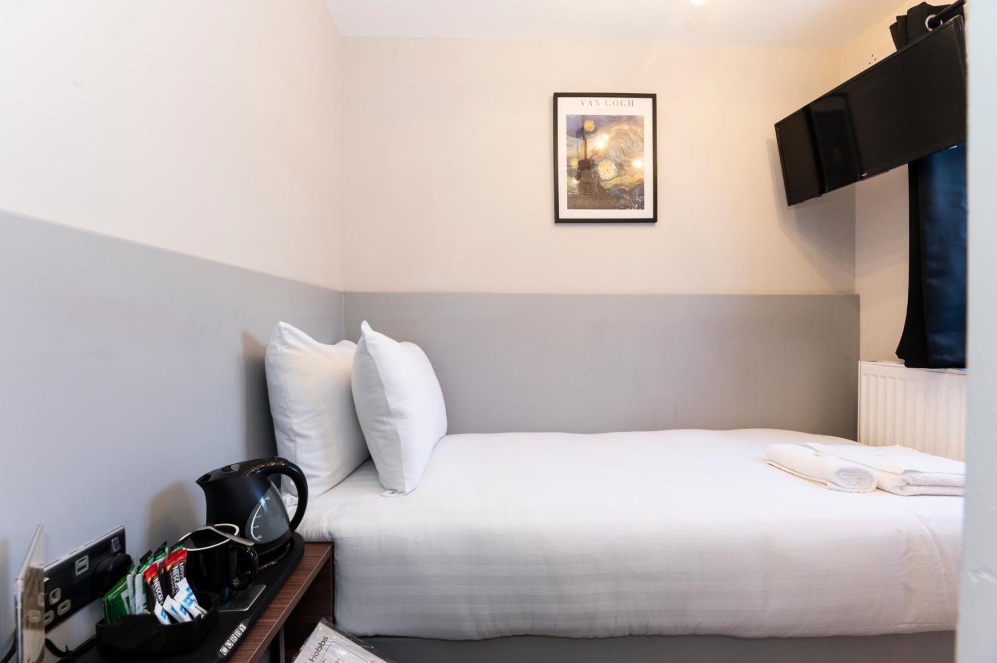 Marina Hotel Лондон Екстериор снимка