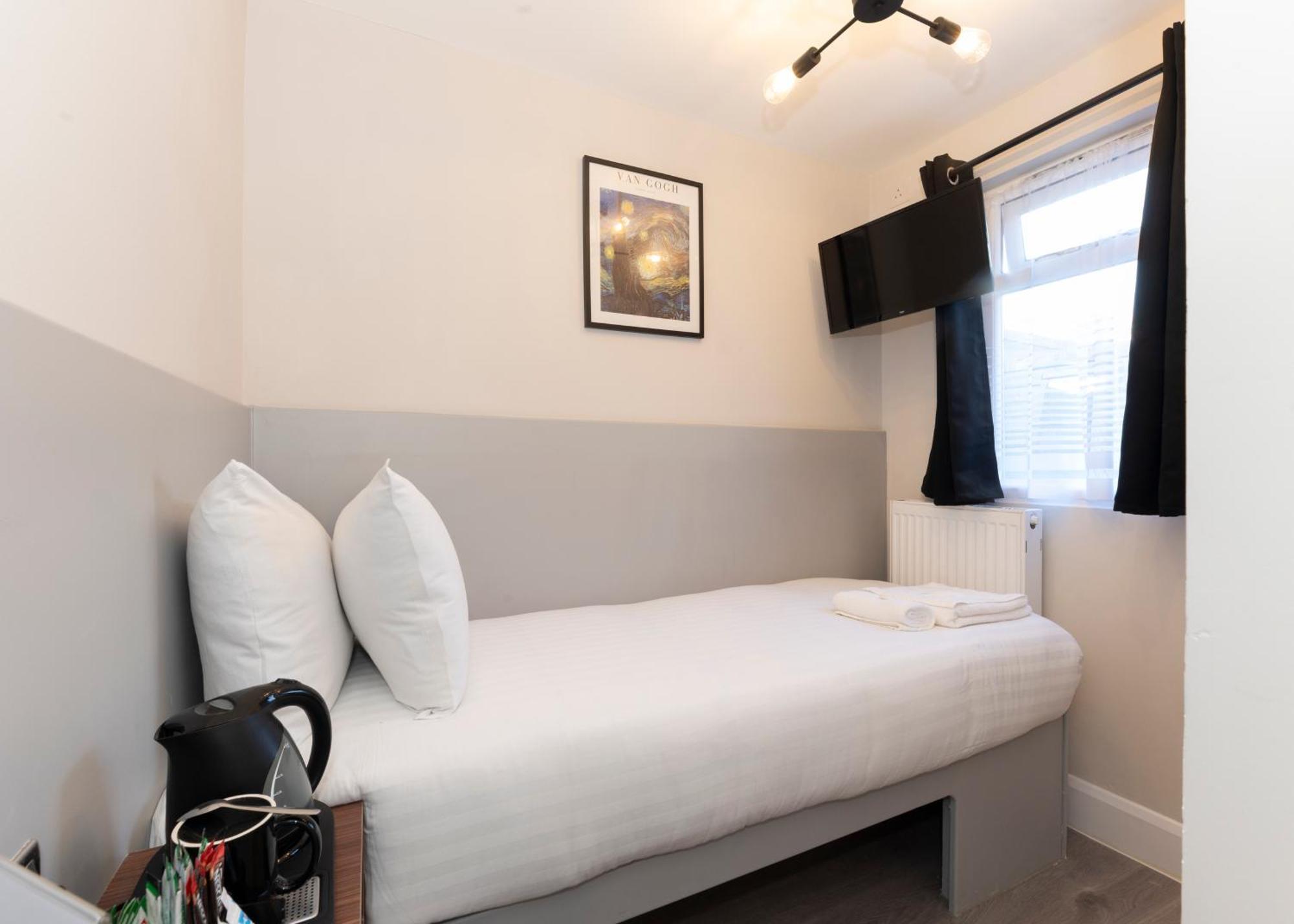 Marina Hotel Лондон Екстериор снимка