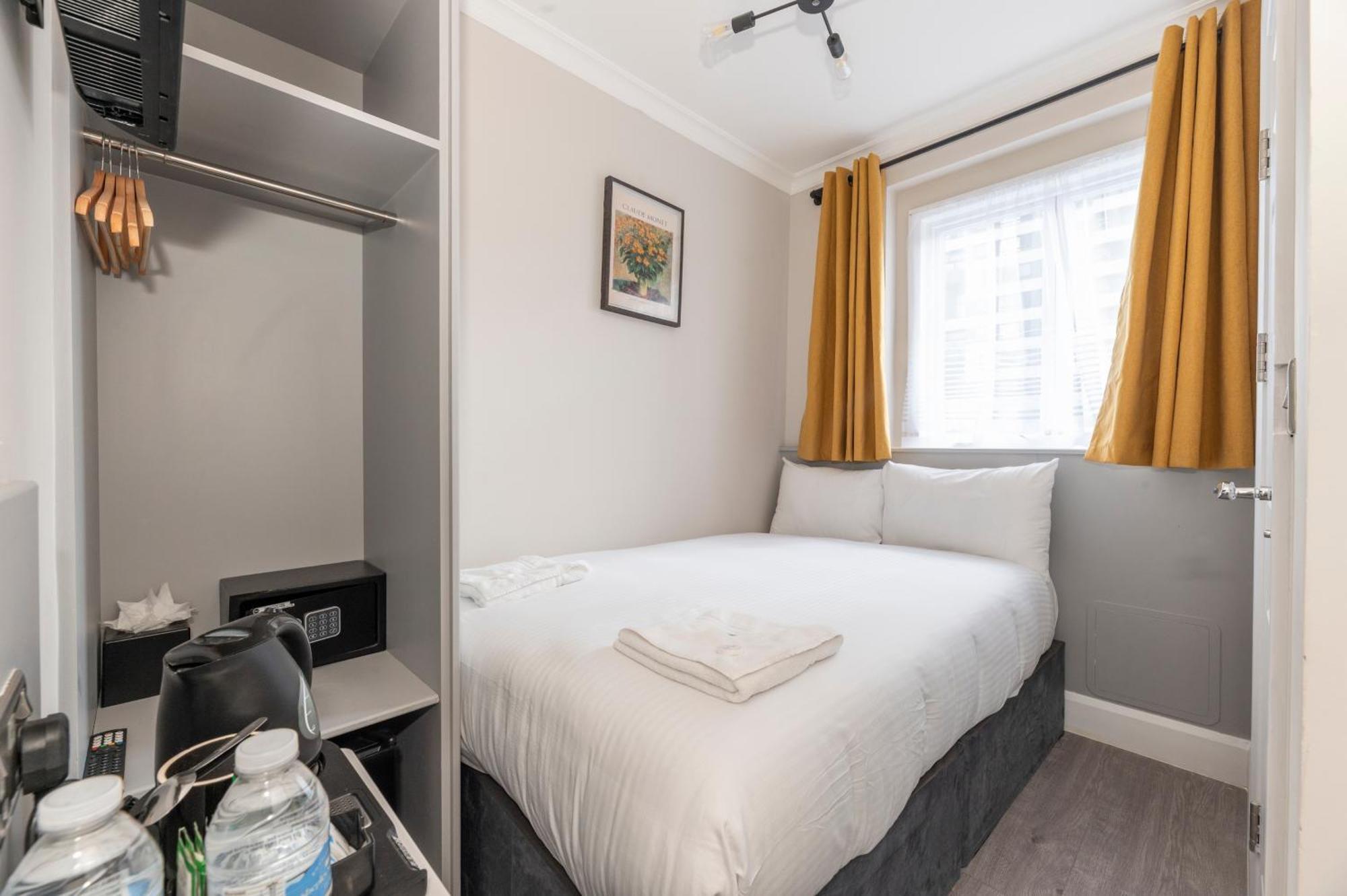 Marina Hotel Лондон Екстериор снимка
