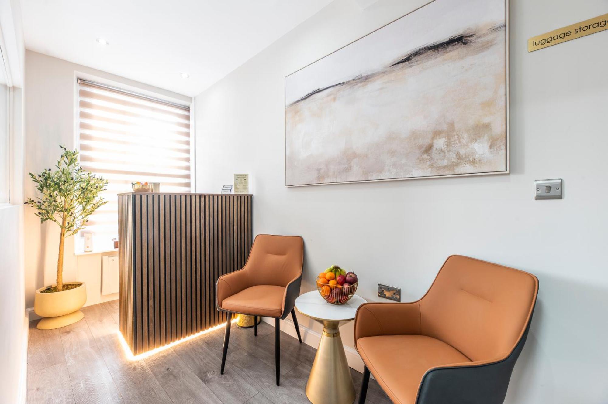 Marina Hotel Лондон Екстериор снимка