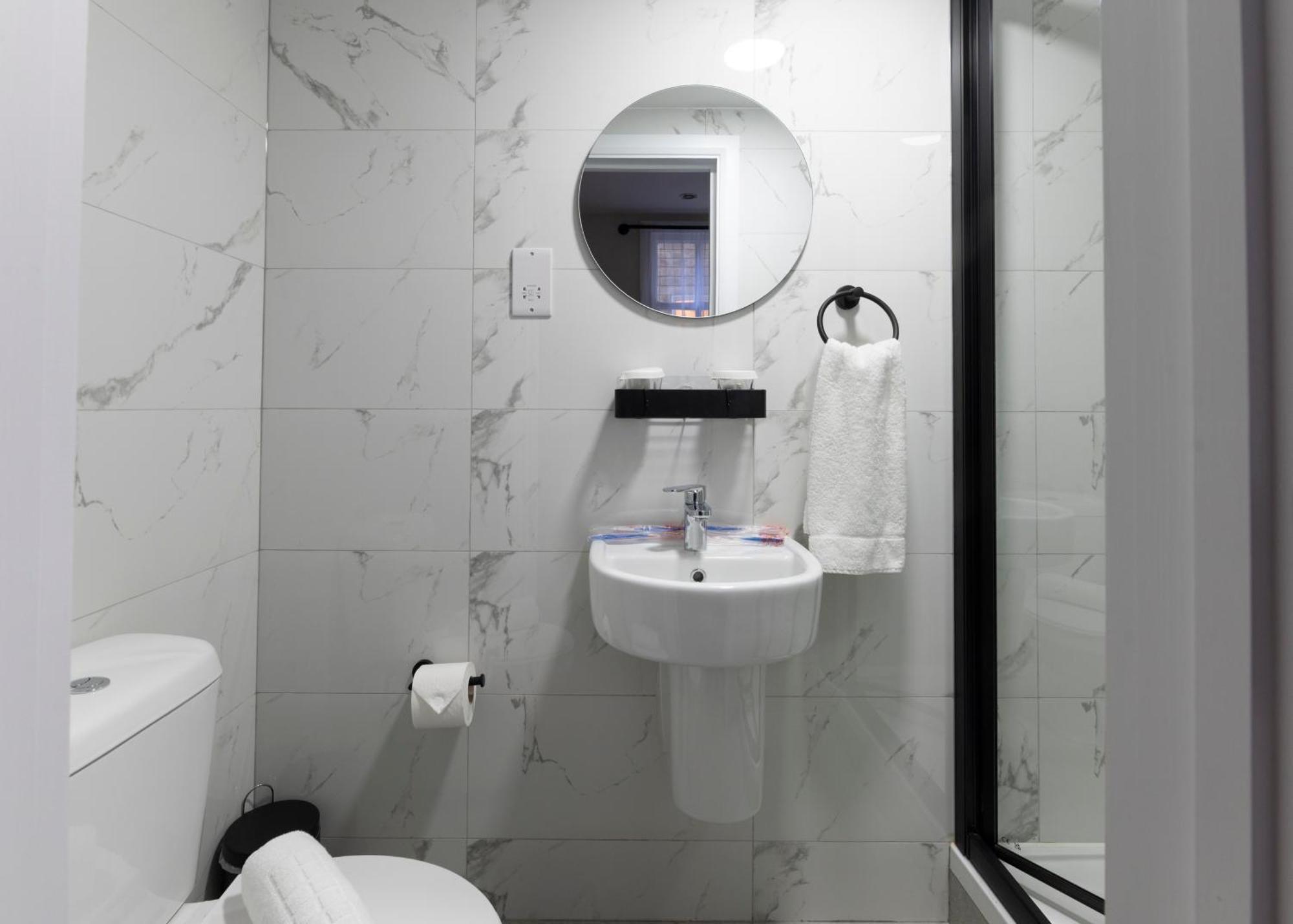Marina Hotel Лондон Екстериор снимка