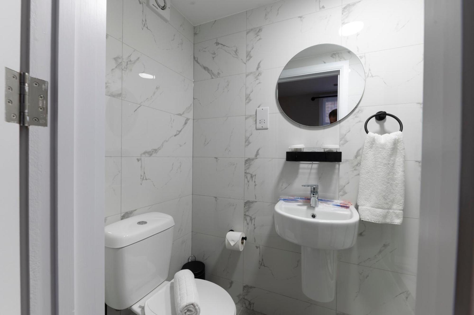 Marina Hotel Лондон Екстериор снимка