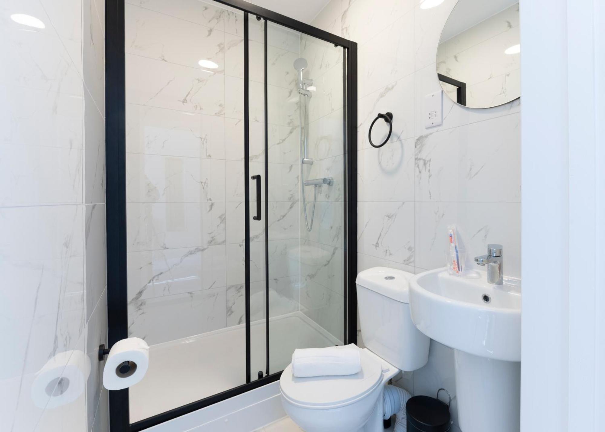 Marina Hotel Лондон Екстериор снимка